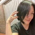 Dee Hsu Instagram - 陪女兒讀書～閒得沒事自己開始修頭髮，我還蠻愛的耶！不知明天會不會變型😅