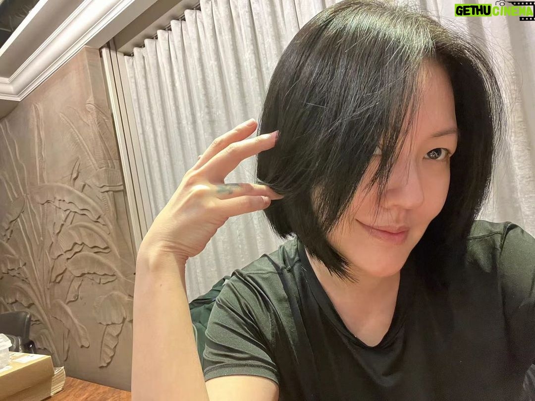 Dee Hsu Instagram - 陪女兒讀書~閒得沒事自己開始修頭髮,我還蠻愛的耶!不知明天會不會變型😅