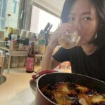 Dee Hsu Instagram - 好羨慕我女兒有這樣的媽媽哦😮‍💨雞湯煮得超好喝、還能自樂😊雞湯是因為要拍照所以沒撈油，我可是守在旁一邊盯著ㄧ邊熱舞,舞技又好😮‍💨媽媽真的很偉大👍給我早點覺悟吧！
