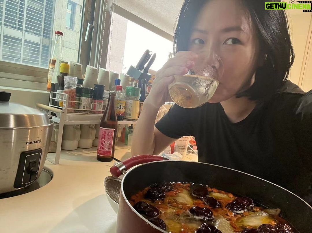 Dee Hsu Instagram - 好羨慕我女兒有這樣的媽媽哦😮💨雞湯煮得超好喝、還能自樂😊雞湯是因為要拍照所以沒撈油,我可是守在旁一邊盯著ㄧ邊熱舞,舞技又好😮💨媽媽真的很偉大👍給我早點覺悟吧!