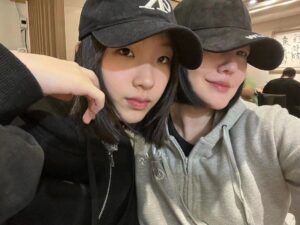 Dee Hsu Instagram - 我的大寶貝❤️最喜歡妳約我吃宵夜，然後我就會大吼：我在減肥耶！你就會冷靜的說：mom明天我跟你一起減肥！我就會說：ㄧ定喔！然候隔天我就會立刻肥腫，而你還是一個死瘦子😮‍💨這一切小回憶都讓我覺得好溫馨！but 17歲少給我說減肥，必須飛踢🦶🏻🦶🏻🦶🏻🦶🏻🦶🏻🦶🏻