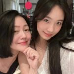 Dee Hsu Instagram – 今天跟我親愛的家人一起聚餐，人生到底有什麼會讓你振作？當我看到我的媽媽、我的女兒，我的姐妹⋯⋯我愛的家人！我就覺得我還能工作是多幸福的事🥹當然也要受歡迎啦😉感謝一切🙏