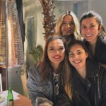 Demet Akalın Instagram - Biz büyük bir aileyiz 🫶 @tv8 @acunmedyatr 🌹