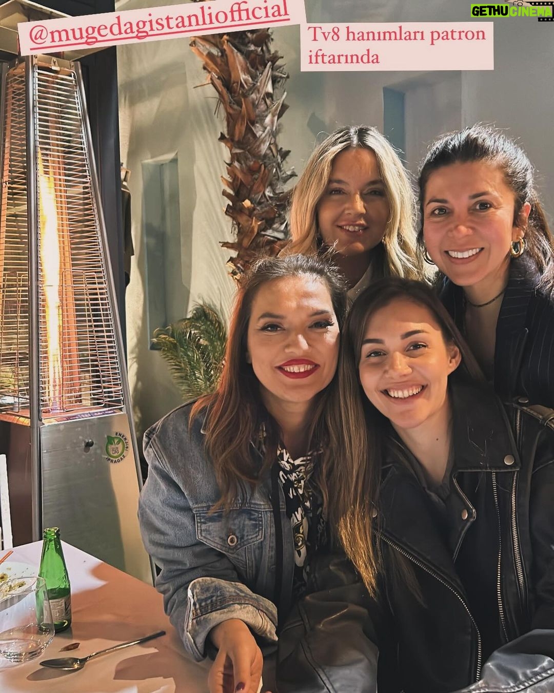 Demet Akalın Instagram - Biz büyük bir aileyiz 🫶 @tv8 @acunmedyatr 🌹