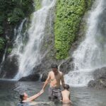 Dian Ayu Instagram - Setelah bimbang mau kemana, akhirnya di waktu yang mepet kita memilih buat liburan ke Banyuwangi dan sekitarnya karena kita pengen ngasih pengalaman yang berbeda buat anak-anak. . . Berenang di air terjun, masuk ke taman nasional di atas mobil, ngeliat langsung hewan yang dilindungi di habitatnya, naik perahu nyusurin pantai mangrove, nginep di pinggir pantai terus pindah ke gunung, mampir ke kawasan adat Osing, pokoknya banyak banget hal baru buat anak-anak. . . Anak-anak bahagia banget dan kalo anak-anak bahagia, Abi Uminya juga udah pasti bahagia! Alhamdulillah. . . Makasih @sanggar_genjah_arum kita boleh mampir, Pak Iwan driver dan mba Icha @rizarastri yang jadi guide kita selama disana. Banyuwangi, Jawa Timur, Indonesia