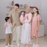 Dian Ayu Instagram - Ketika si perfeksionis ketemu dengan si cekatan. Suaminya udah heboh milih-milih baju buat dipake bukber eh istrinya udah sat set pesen di @uniqloindonesia Untung selera kita sama jadi sudahlah ku percayakan saja styling baju bukber keluarga sampai lebaran ke istriku tercinta @dianayulestari dan @uniqloindonesia pastinya. Cek di UNIQLO sekarang juga ya! #UNIQLOIndonesia #rayakandengannyaman