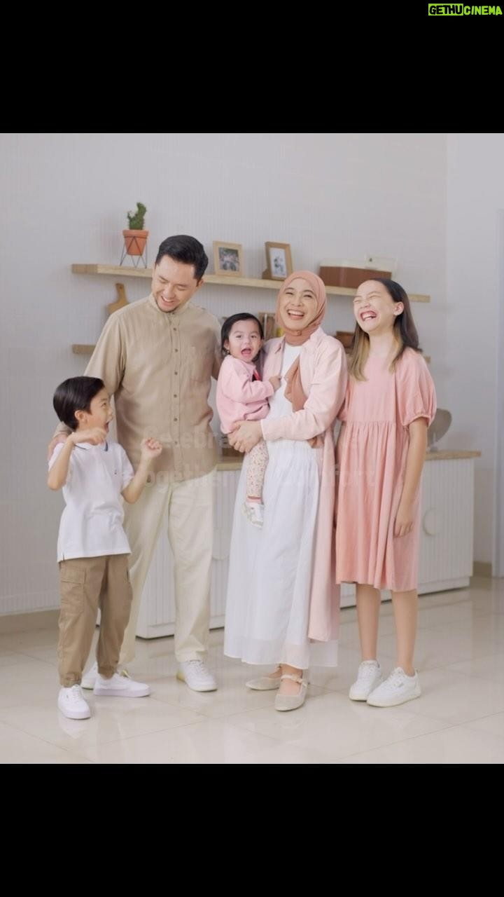 Dian Ayu Instagram - Ketika si perfeksionis ketemu dengan si cekatan. Suaminya udah heboh milih-milih baju buat dipake bukber eh istrinya udah sat set pesen di @uniqloindonesia Untung selera kita sama jadi sudahlah ku percayakan saja styling baju bukber keluarga sampai lebaran ke istriku tercinta @dianayulestari dan @uniqloindonesia pastinya. Cek di UNIQLO sekarang juga ya! #UNIQLOIndonesia #rayakandengannyaman