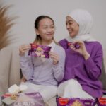 Dian Ayu Instagram - Buat yang lagi cari ide buat isiian hampers bisa ngikutin hampers yang aku bikin buat temen-temen Kakak Embun nih. Biskuit Lexus dari @munchysindonesia udah jadi cemilan favorit keluargaku buktinya aku sama Embun sampe rebutan nih di rumah. Buat yang mau beli sekarang sudah tesedia di @indomaret! Cus kamu juga cobain!! Jangan lupa follow @munchysindonesia juga ya #ASIKNYAMUNCHYS #munchysindonesia #biskuitLexusalfamart #biskuitLEXUSindomaret #Festivelexus