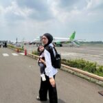 Dian Ayu Instagram - Tradisi mudik keluarga kami dimulai hari ini, Jakarta - Surabaya - Jakarta - Sukabumi - Bandung - Jakarta. . . Mumpung orang tuanya masih ada, walaupun kadang mereka kaya biasa aja tapi kita bisa ngerasain gimana bahagia dan excitednya mereka pas tau anak cucunya mau dateng ke rumah. . . Gak mau cuma sebentar, gak mau sebentar kan ngeliat orang yang menyayangi kita tanpa batas merasa bahagia karena berkumpul dengan anak-anaknya? . . Jadi inget pesan almarhum Bapak saya yang yatim piatu dari kecil “hayo Aa nurut ka kolot mumpung masih aya, engke mah bisi hanjakal geura” . . Al fatihah bagi yang orang tuanya udah gak ada, semoga disembuhkan buat yang lagi sakit, semoga dimampukan buat yang belum bisa mudik, semoga selamat sampai tujuan yang sedang di perjalanan, semoga berbaikan yang sedang berseberangan. 🤍 Surabaya, Indonesia