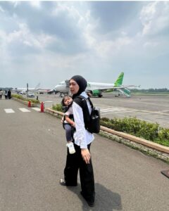 Dian Ayu Instagram - Tradisi mudik keluarga kami dimulai hari ini, Jakarta - Surabaya - Jakarta - Sukabumi - Bandung - Jakarta. . . Mumpung orang tuanya masih ada, walaupun kadang mereka kaya biasa aja tapi kita bisa ngerasain gimana bahagia dan excitednya mereka pas tau anak cucunya mau dateng ke rumah. . . Gak mau cuma sebentar, gak mau sebentar kan ngeliat orang yang menyayangi kita tanpa batas merasa bahagia karena berkumpul dengan anak-anaknya? . . Jadi inget pesan almarhum Bapak saya yang yatim piatu dari kecil “hayo Aa nurut ka kolot mumpung masih aya, engke mah bisi hanjakal geura” . . Al fatihah bagi yang orang tuanya udah gak ada, semoga disembuhkan buat yang lagi sakit, semoga dimampukan buat yang belum bisa mudik, semoga selamat sampai tujuan yang sedang di perjalanan, semoga berbaikan yang sedang berseberangan. 🤍 Surabaya, Indonesia