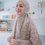 Dian Ayu Instagram - Siapa yang suka bermasalah sama anak rambut dan suka ngerasa sakit dahinya kalau terlalu lama pakai mukena? Wah sama banget problemnya kaya aku!! • Tapi aku udah nemu solusinya! Yes, cantik kan mukenaku dari @mukenasitikhadijah. Kualitas karet di dahinya premium dan karet lycra dibagian dagunya sanggup menahan anak-anak rambutku. Jadi bikin nyaman kalau dipakai taraweh di bulan Ramadhan kali ini • Buat kalian yang masih bingung mau pilih mukena premium yang nyaman dipakai, cus pilih @mukenasitikhadijah aja. Selain bisa dipakai sendiri, bisa juga buat hampers Ramadhan loh. Langsung cek aja di akunnya ya 🤍 #mukenasitikhadijah #menujukedamaianhati
