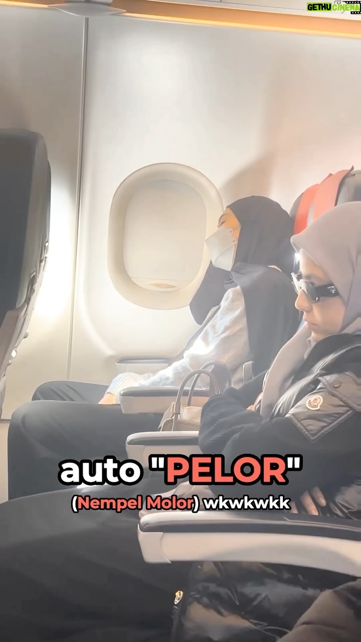 Dian Ayu - 144.2K Likes - “Kodong.. kasiannya itu mommy ratna.. ta nganga mulutna he 🤣” comment nya di group aku jadiin caption LOL
Jadi inget ini kita dari paris ke swiss tidur cuma 2jam makanya muka bantal semua ya bund.. Faktor U juga ngaruh sih.. HAHAHAHA coba tag temenmu yg pelor kalo lagi trip…