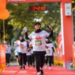 Dian Ayu Instagram - Pengalaman pertama banget ikut lari .. Sungguh tiba tiba banget ikut cabor ini.. awalnyaa karena bingung mau olahraga apa, jadinya ngikutin @natasharizkynew latian karna dia emang serius mau ikut marathon.. lalu seminggu kemudian diajakin kak @dhiniaminarti untuk ikut acara @runforhumanityofficial ini.. latian larinyaa baruuuu sekali itu juga cuman dapet 3K, ehh begitu hari H masyallaahh emang vibes nya udah beda aja, semangat dateng dari kanan kiri.. belum lagi aku ditemenin dan dipantau langsung sama pasutri sporty bu @hannafaridl dan pak @tachril .. Alhamdulillaahhh finish strooong 5K dalam 42 menit tanpa jalan sama sekali, meskipun heart rate aku tinggi hahaha namanyaa jugaa baruuu yakannnnn.. next ikut lagi gak yaaa 🤣🤣🤣