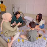 Dian Ayu Instagram - Selalu seneng kerja bareng sama suami dan anak anak gini.. Quality time nyaa berasa banget, kerja juga gak kepikiran kemana mana karena semua ada didepan mata, kerjanya pun gak berasa karena yaaa sama mereka jadinyaa happy teruss 🤍🤍🤍 . #Theanandayu #UniqloIndonesia #UniqloRamadhan
