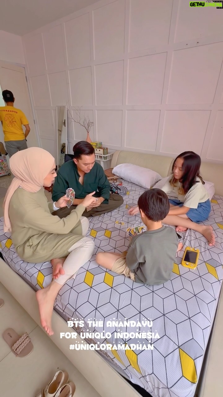 Dian Ayu Instagram - Selalu seneng kerja bareng sama suami dan anak anak gini.. Quality time nyaa berasa banget, kerja juga gak kepikiran kemana mana karena semua ada didepan mata, kerjanya pun gak berasa karena yaaa sama mereka jadinyaa happy teruss š¤š¤š¤ . #Theanandayu #UniqloIndonesia #UniqloRamadhan