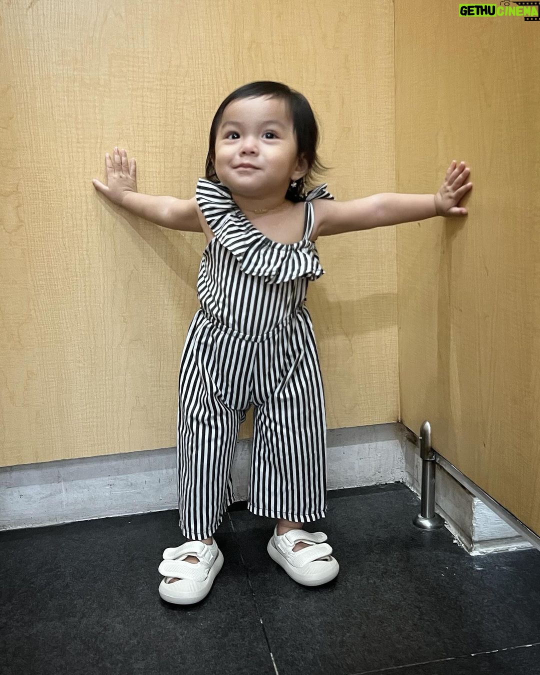 Dian Ayu Instagram - Pose pose ala adek Bulan 🤣 kece yang mana nihh om dan tanteee online 🥰