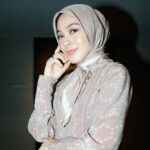 Dian Ayu Instagram - main foto fotoan sama kesayangan akuu @ratnagalih @natasharizkynew @ninazatulini22 😍 difotoin sama @irvanogowgo , dimakeupnnya sama @bebeperucha , terus pake dress cantiknya @khanaan.official nya @khanaanshamlan 🤍🤍🤍