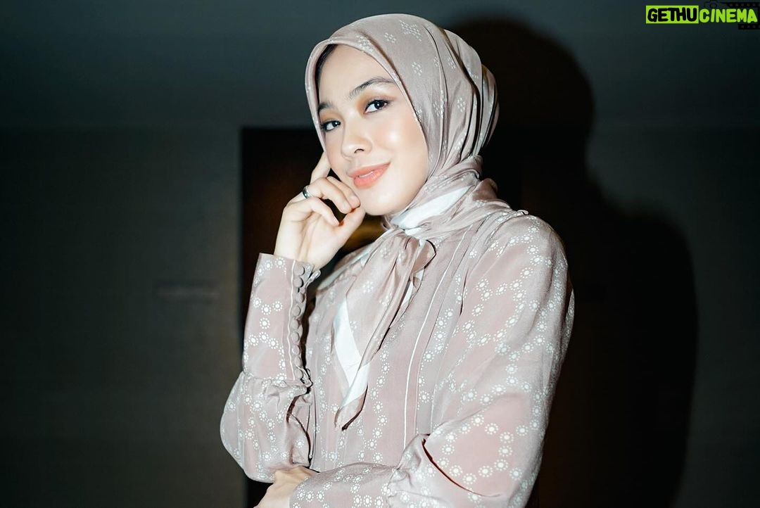 Dian Ayu Instagram - main foto fotoan sama kesayangan akuu @ratnagalih @natasharizkynew @ninazatulini22 😍 difotoin sama @irvanogowgo , dimakeupnnya sama @bebeperucha , terus pake dress cantiknya @khanaan.official nya @khanaanshamlan 🤍🤍🤍
