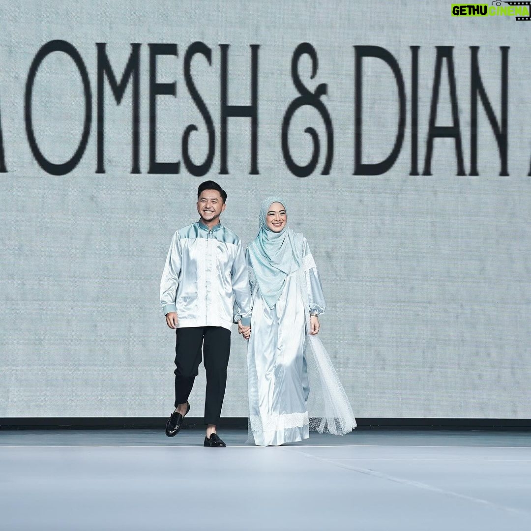 Dian Ayu Instagram - Seneng banget bisa jadi bagian dari @sisesaclothing Annual Fashion Show 2023 “Between the Lands” 🤍 perjalanan 12 tahun yang masyaallaahh.. Congratulations tante @merrypramono , @sirizsisesa , @senazsisesa , @sansasisesa .. koleksinyaa selalu masyaallaahh.. berkaaahhh selaluuu, dan terus menginspirasi 🤍🤍🤍 Makeup by @yayihanoum