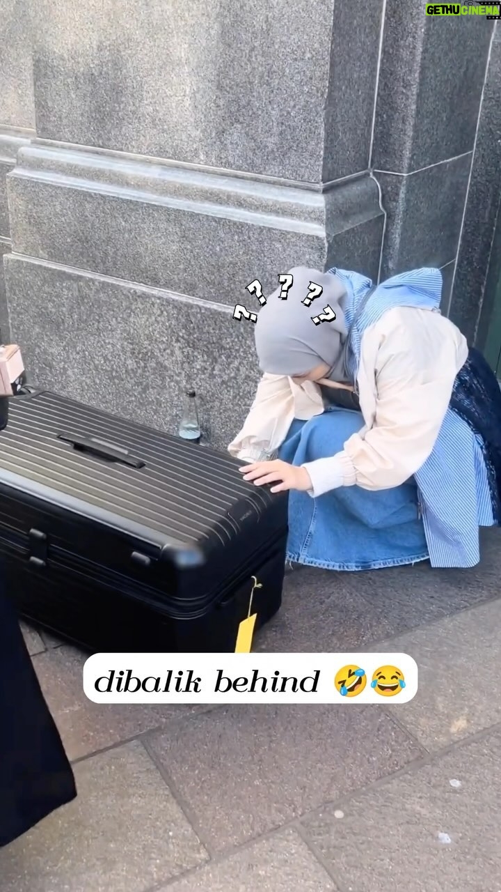 Dian Ayu Instagram - Sebuah behind the scene, dipersembahkan oleh kerempongan @natasharizkynew dimanapun kapanpun “toloooong” !!! Dibalik tiap konten outfit cantik, percayalah ada BTS kerempongan emak-emak dibelakangnya😜