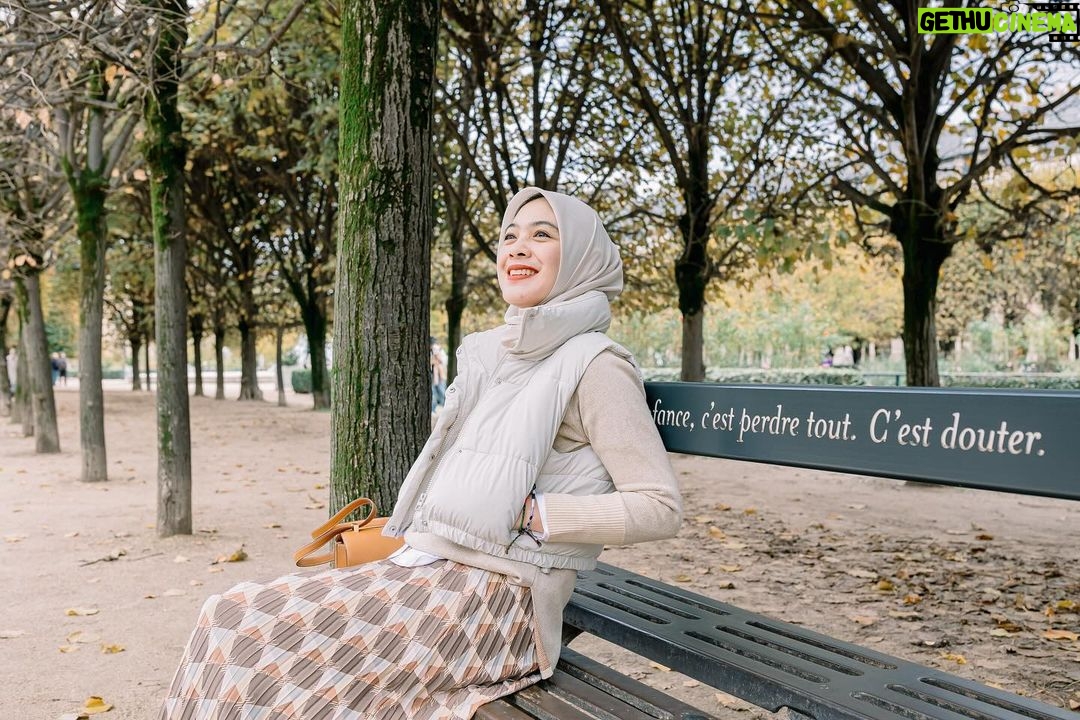 Dian Ayu Instagram - Alhamdulillahh ini yang ke dua kalinyaa aku ke Paris.. tapi jadi yang pertama bisa explore kotanyaa karena dulu ikut tour guide yg memang harus buru2 karena ngejar banyak negara.. Semakin di explore memang Paris itu romatis seperti kata orang orang.. romantis gak melulu harus sama pasangan yaa.. sama sahabat kayak aku kemarin pun masih terasa romantis, tentunya dengan versi yang unik π€£π€£π€£ Foto ciamik aku ini dari @go.plus π Thank youuu @musagunawan , kak @akudiperancis π€ Paris, France