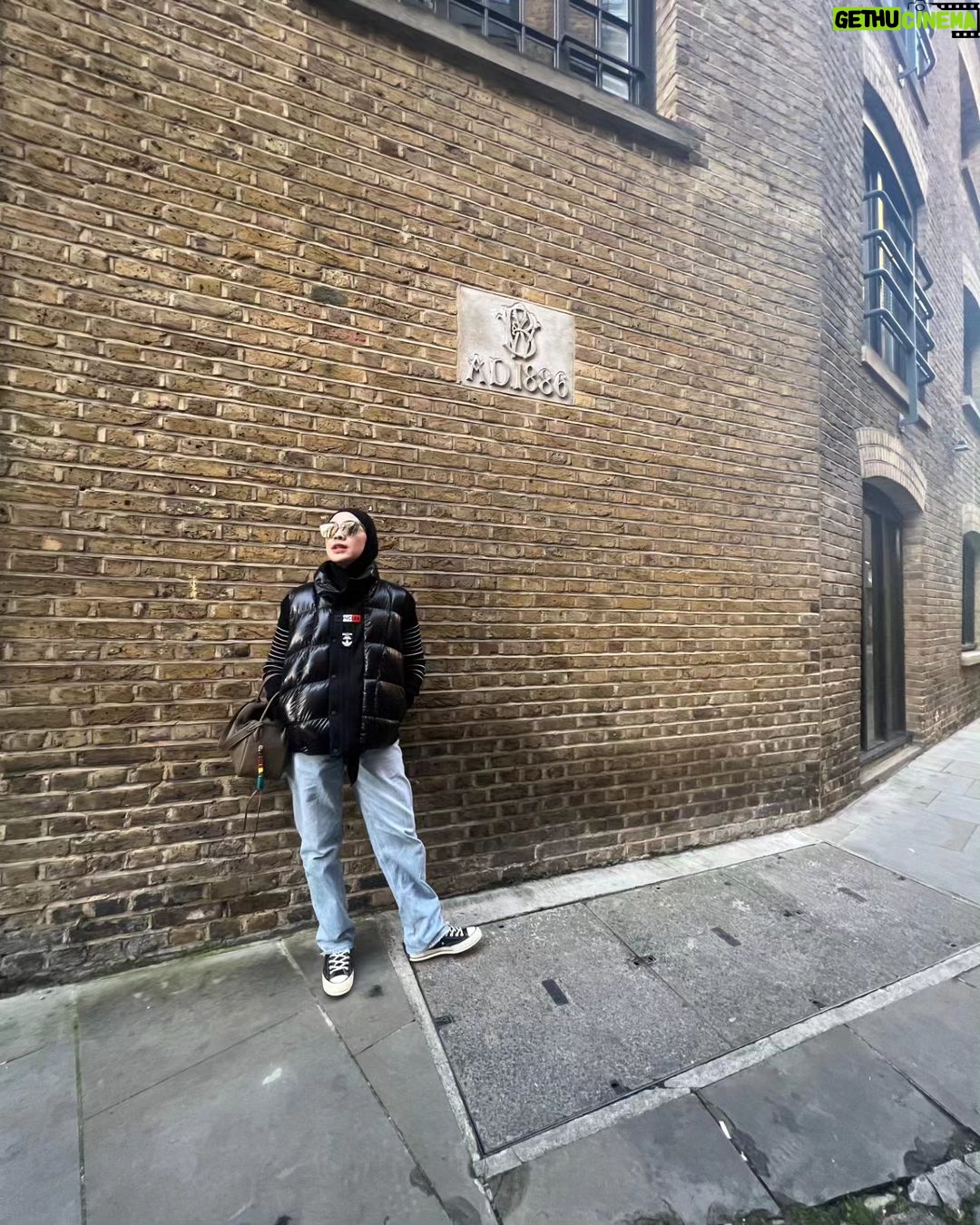 Dian Ayu Instagram - candid dari si bontot @natasharizkynew , di salah satu sudut London yang tirisnya masyaallah .. London, England