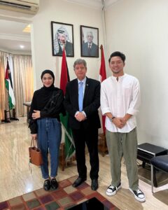 Dian Ayu Instagram - Hari Selasa kemarin alhamdulillah bisa bersilaturahmi ke @palestineembassy.id dan atas bantuan mas Febri (staf khusus Dubes Palestina) kami bisa bertemu langsung dengan H.E. Dr. Zuhair S.M Al Shun. . . Mas Febri sedang mengkhawatirkan kondisi keluarga istrinya di Palestina begitupun dengan Pak Dubes sambil berkaca-kaca beliau bercerita bagaimana kondisi terkini, bahkan saking susahnya air bersih mereka harus memasak dari air yang tidak layak belum lagi kondisi lainnya yang kita bisa lihat di sosial media. . . Banyak harapan dan doa dalam perbincangan kami, beliau berterimakasih atas semua perhatian dan bantuan dari Indonesia untuk Palestina. . . Selalu doakan saudara-saudara kita di seluruh dunia terkhusus di Palestina, jika teman-teman ingin memberikan donasi bisa langsung ke lembaga-lembaga yang terverifikasi. . . Semoga Allah menjaga kita semua dan saudara kita di Palestina 🇵🇸 Palestine Will be Free