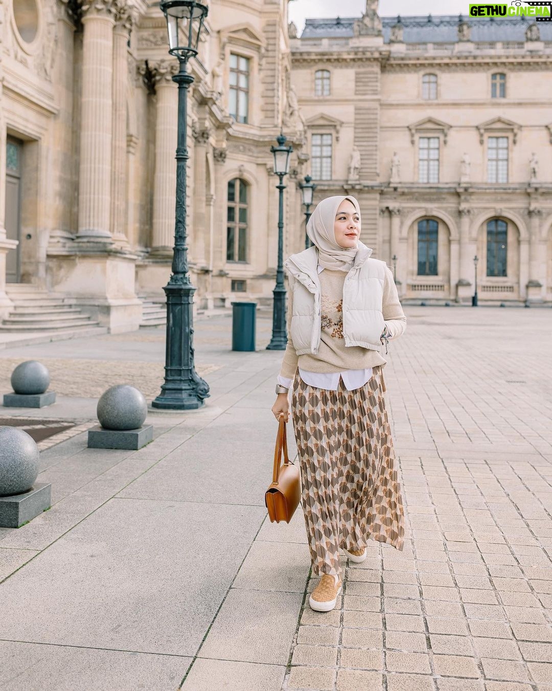 Dian Ayu Instagram - Karena jjadi perempuan yg sudah jadi istri dan ibu itu gak gampang, dan sangat butuh me time.. gak harus keluar negeri, gak harus keluar rumah, se simple diam di kamar mandi aja udah me time banget untuk kami.. Makasihh abi @omeshomesh , kakak Embun, aa Langit, adek Bulan, ART rumahku, ibu mertua dan semuaa yg udah bantuin selama aku me time.. Fyi, ke eropa selama 2 minggu kemarin sudah kami rencanakan sejak Januari utk keberangkatan Oktober-November.. jadi semua ini sudaaaah kami pikirkan sebelum ninggalin semuaanyaa yaa ππ«°π» Paris, France