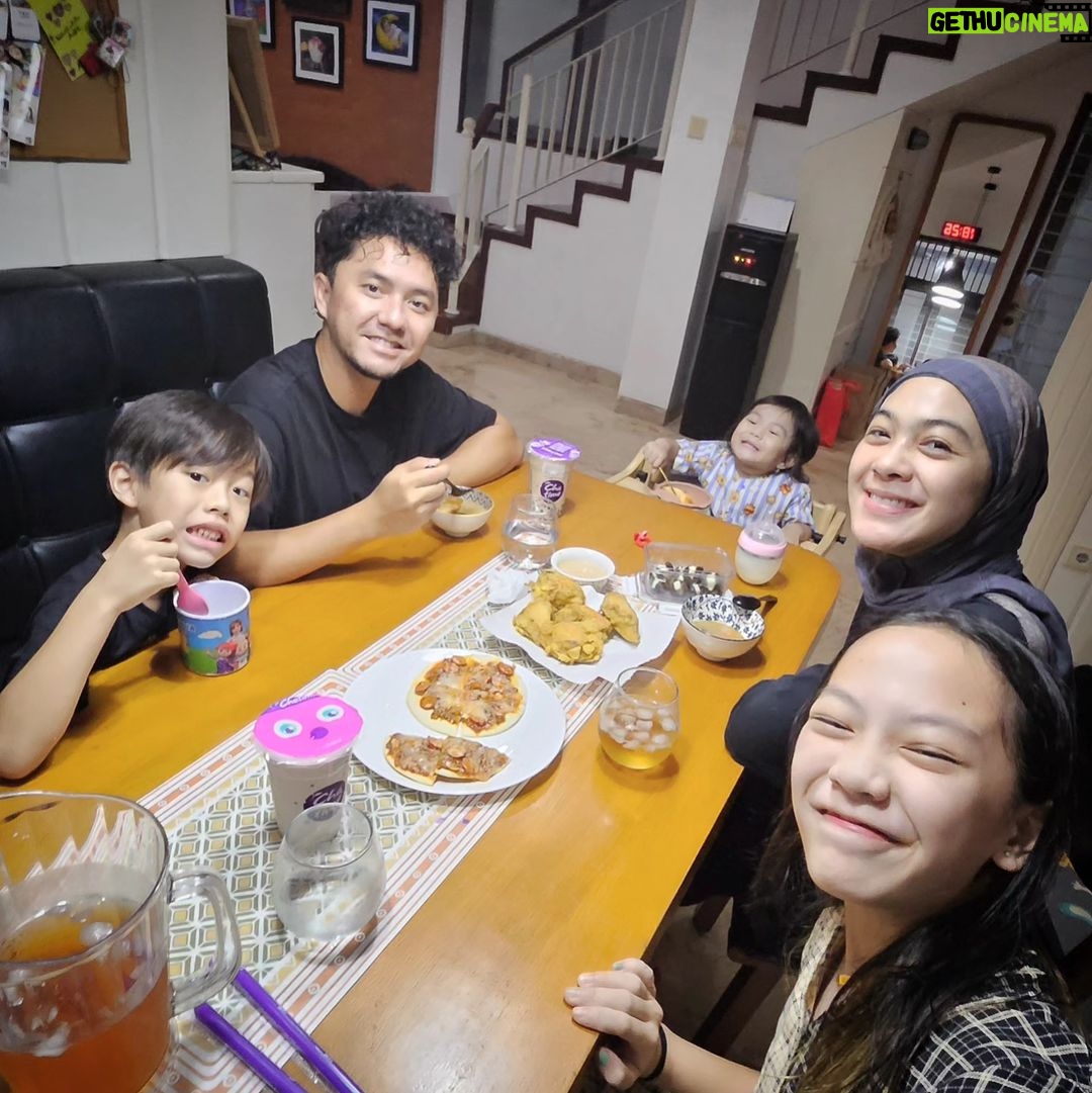 Dian Ayu Instagram - Marhaban yaa Ramadhan.. kami keluarga @theanandayu mau minta maaf kalo ada salah salah.. Bismillahh untuk Ramadhan ini, semoga Allah mudahkan dan kita semua diberi kesehatan yaaa.. selamat puasaaaa semuanya 😍 buat yang salfok sama Bulbul, di slide berikutnya ada ekspresi jelasnya, dia gak sabarrrr mau makannn 🤣🤣🤣
