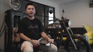 Dian Ayu Instagram - Bismillahirrohmanirrohim 🇵🇸
.
.
InsyaAllah saya dan @dianayulestari akan melelang motor simpanan kami, ROYAL ENFIELD CLASSIC 500 “PEGASUS” LIMITED EDITION hanya ada 40 unit di Indonesia dan 1000 unit di seluruh dunia produksi tahun 2018 dengan kilometer rendah 100++ dan seluruh hasil penjualannya nanti 100% akan disumbangkan untuk saudara-saudari kita di Palestina..
.
.
LELANG dibuka di kolom komentar dari harga beli kami dulu Rp. 109.900.000 dan penawaran berlaku dalam kelipatan 5 juta, dimulai per hari kami posting dan ditutup pada hari Selasa 7 November 2023 pukul 20.00 WIB..
.
.
Jika penawar tertinggi tidak bisa dihubungi maka pemenang lelang akan diberikan kepada penawar tertinggi kedua dan begitu seterusnya..
.
.
Semoga Allah selalu menjaga dan meluruskan niat kita, semoga pertikaian di Palestina segera reda, semoga motor ini kelak bermanfaat dunia akhirat bagi pemiliknya..
.
.
Selalu selipkan doa untuk saudara-saudara kita khususnya untuk di Palestina, “From the river to the sea, Palestine will be free!”