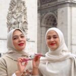 Dian Ayu Instagram - J’adore Paris 🤍 Nih aku kasih swatch langsung bareng @ninazatulini22. Gemes ga sih warna-warnanya? Cocok banget sama outfit dan scenerynya. Maacih bestieku @wardahbeauty 🤍🤍