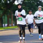 Dian Ayu Instagram - Pengalaman pertama banget ikut lari .. Sungguh tiba tiba banget ikut cabor ini.. awalnyaa karena bingung mau olahraga apa, jadinya ngikutin @natasharizkynew latian karna dia emang serius mau ikut marathon.. lalu seminggu kemudian diajakin kak @dhiniaminarti untuk ikut acara @runforhumanityofficial ini.. latian larinyaa baruuuu sekali itu juga cuman dapet 3K, ehh begitu hari H masyallaahh emang vibes nya udah beda aja, semangat dateng dari kanan kiri.. belum lagi aku ditemenin dan dipantau langsung sama pasutri sporty bu @hannafaridl dan pak @tachril .. Alhamdulillaahhh finish strooong 5K dalam 42 menit tanpa jalan sama sekali, meskipun heart rate aku tinggi hahaha namanyaa jugaa baruuu yakannnnn.. next ikut lagi gak yaaa 🤣🤣🤣