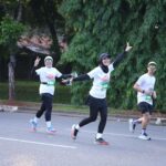 Dian Ayu Instagram - Pengalaman pertama banget ikut lari .. Sungguh tiba tiba banget ikut cabor ini.. awalnyaa karena bingung mau olahraga apa, jadinya ngikutin @natasharizkynew latian karna dia emang serius mau ikut marathon.. lalu seminggu kemudian diajakin kak @dhiniaminarti untuk ikut acara @runforhumanityofficial ini.. latian larinyaa baruuuu sekali itu juga cuman dapet 3K, ehh begitu hari H masyallaahh emang vibes nya udah beda aja, semangat dateng dari kanan kiri.. belum lagi aku ditemenin dan dipantau langsung sama pasutri sporty bu @hannafaridl dan pak @tachril .. Alhamdulillaahhh finish strooong 5K dalam 42 menit tanpa jalan sama sekali, meskipun heart rate aku tinggi hahaha namanyaa jugaa baruuu yakannnnn.. next ikut lagi gak yaaa 🤣🤣🤣