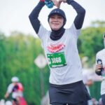 Dian Ayu Instagram - Pengalaman pertama banget ikut lari .. Sungguh tiba tiba banget ikut cabor ini.. awalnyaa karena bingung mau olahraga apa, jadinya ngikutin @natasharizkynew latian karna dia emang serius mau ikut marathon.. lalu seminggu kemudian diajakin kak @dhiniaminarti untuk ikut acara @runforhumanityofficial ini.. latian larinyaa baruuuu sekali itu juga cuman dapet 3K, ehh begitu hari H masyallaahh emang vibes nya udah beda aja, semangat dateng dari kanan kiri.. belum lagi aku ditemenin dan dipantau langsung sama pasutri sporty bu @hannafaridl dan pak @tachril .. Alhamdulillaahhh finish strooong 5K dalam 42 menit tanpa jalan sama sekali, meskipun heart rate aku tinggi hahaha namanyaa jugaa baruuu yakannnnn.. next ikut lagi gak yaaa 🤣🤣🤣