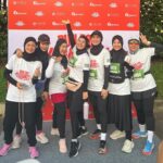 Dian Ayu Instagram - Pengalaman pertama banget ikut lari .. Sungguh tiba tiba banget ikut cabor ini.. awalnyaa karena bingung mau olahraga apa, jadinya ngikutin @natasharizkynew latian karna dia emang serius mau ikut marathon.. lalu seminggu kemudian diajakin kak @dhiniaminarti untuk ikut acara @runforhumanityofficial ini.. latian larinyaa baruuuu sekali itu juga cuman dapet 3K, ehh begitu hari H masyallaahh emang vibes nya udah beda aja, semangat dateng dari kanan kiri.. belum lagi aku ditemenin dan dipantau langsung sama pasutri sporty bu @hannafaridl dan pak @tachril .. Alhamdulillaahhh finish strooong 5K dalam 42 menit tanpa jalan sama sekali, meskipun heart rate aku tinggi hahaha namanyaa jugaa baruuu yakannnnn.. next ikut lagi gak yaaa 🤣🤣🤣