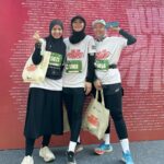 Dian Ayu Instagram - Pengalaman pertama banget ikut lari .. Sungguh tiba tiba banget ikut cabor ini.. awalnyaa karena bingung mau olahraga apa, jadinya ngikutin @natasharizkynew latian karna dia emang serius mau ikut marathon.. lalu seminggu kemudian diajakin kak @dhiniaminarti untuk ikut acara @runforhumanityofficial ini.. latian larinyaa baruuuu sekali itu juga cuman dapet 3K, ehh begitu hari H masyallaahh emang vibes nya udah beda aja, semangat dateng dari kanan kiri.. belum lagi aku ditemenin dan dipantau langsung sama pasutri sporty bu @hannafaridl dan pak @tachril .. Alhamdulillaahhh finish strooong 5K dalam 42 menit tanpa jalan sama sekali, meskipun heart rate aku tinggi hahaha namanyaa jugaa baruuu yakannnnn.. next ikut lagi gak yaaa 🤣🤣🤣