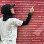 Dian Ayu Instagram - Pengalaman pertama banget ikut lari .. Sungguh tiba tiba banget ikut cabor ini.. awalnyaa karena bingung mau olahraga apa, jadinya ngikutin @natasharizkynew latian karna dia emang serius mau ikut marathon.. lalu seminggu kemudian diajakin kak @dhiniaminarti untuk ikut acara @runforhumanityofficial ini.. latian larinyaa baruuuu sekali itu juga cuman dapet 3K, ehh begitu hari H masyallaahh emang vibes nya udah beda aja, semangat dateng dari kanan kiri.. belum lagi aku ditemenin dan dipantau langsung sama pasutri sporty bu @hannafaridl dan pak @tachril .. Alhamdulillaahhh finish strooong 5K dalam 42 menit tanpa jalan sama sekali, meskipun heart rate aku tinggi hahaha namanyaa jugaa baruuu yakannnnn.. next ikut lagi gak yaaa 🤣🤣🤣