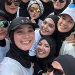 Dian Ayu Instagram - Pengalaman pertama banget ikut lari .. Sungguh tiba tiba banget ikut cabor ini.. awalnyaa karena bingung mau olahraga apa, jadinya ngikutin @natasharizkynew latian karna dia emang serius mau ikut marathon.. lalu seminggu kemudian diajakin kak @dhiniaminarti untuk ikut acara @runforhumanityofficial ini.. latian larinyaa baruuuu sekali itu juga cuman dapet 3K, ehh begitu hari H masyallaahh emang vibes nya udah beda aja, semangat dateng dari kanan kiri.. belum lagi aku ditemenin dan dipantau langsung sama pasutri sporty bu @hannafaridl dan pak @tachril .. Alhamdulillaahhh finish strooong 5K dalam 42 menit tanpa jalan sama sekali, meskipun heart rate aku tinggi hahaha namanyaa jugaa baruuu yakannnnn.. next ikut lagi gak yaaa 🤣🤣🤣