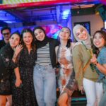 Dian Ayu Instagram - nuhunnn @suryainsomnia @tyararenata ❤️ kita semuaaa happy bangett Alhamdulillaah berkat kaliannn.. suasana berasa kembali 90an ajaa malam ituu 😅 berkah selalu yaaaa, selamat ulang tahun dan happy wedding anniversary sekali lagii untuk kalian 🫰 superrr bigg huuuggg 🤗 . makasihh foto kecenyaaa kakak @gradykayzel