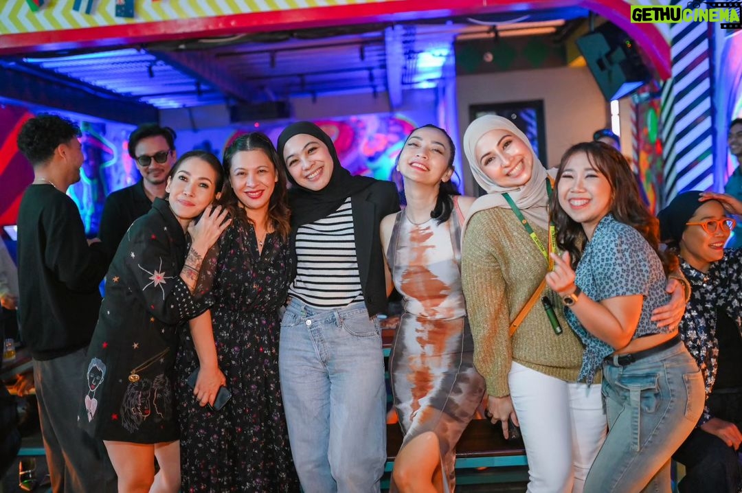 Dian Ayu Instagram - nuhunnn @suryainsomnia @tyararenata ❤️ kita semuaaa happy bangett Alhamdulillaah berkat kaliannn.. suasana berasa kembali 90an ajaa malam ituu 😅 berkah selalu yaaaa, selamat ulang tahun dan happy wedding anniversary sekali lagii untuk kalian 🫰 superrr bigg huuuggg 🤗 . makasihh foto kecenyaaa kakak @gradykayzel