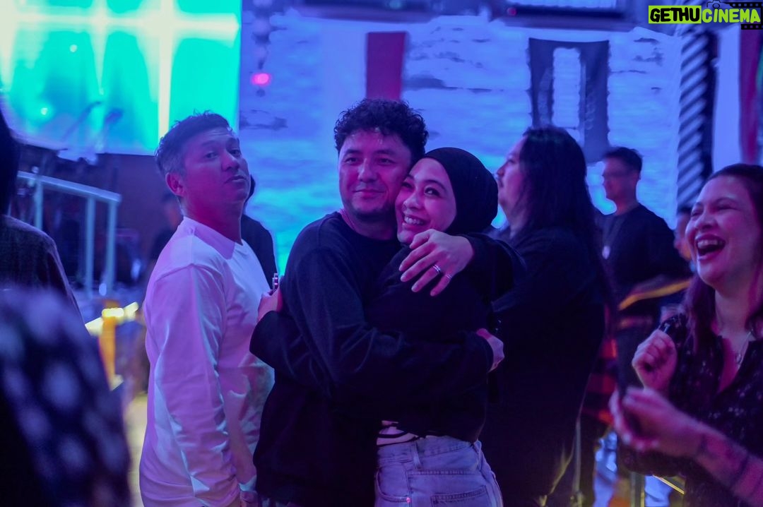 Dian Ayu Instagram - nuhunnn @suryainsomnia @tyararenata ❤️ kita semuaaa happy bangett Alhamdulillaah berkat kaliannn.. suasana berasa kembali 90an ajaa malam ituu 😅 berkah selalu yaaaa, selamat ulang tahun dan happy wedding anniversary sekali lagii untuk kalian 🫰 superrr bigg huuuggg 🤗 . makasihh foto kecenyaaa kakak @gradykayzel