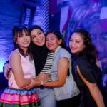 Dian Ayu Instagram - nuhunnn @suryainsomnia @tyararenata ❤️ kita semuaaa happy bangett Alhamdulillaah berkat kaliannn.. suasana berasa kembali 90an ajaa malam ituu 😅 berkah selalu yaaaa, selamat ulang tahun dan happy wedding anniversary sekali lagii untuk kalian 🫰 superrr bigg huuuggg 🤗 . makasihh foto kecenyaaa kakak @gradykayzel