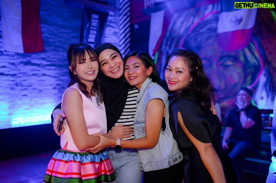 Dian Ayu Instagram - nuhunnn @suryainsomnia @tyararenata ❤️ kita semuaaa happy bangett Alhamdulillaah berkat kaliannn.. suasana berasa kembali 90an ajaa malam ituu 😅 berkah selalu yaaaa, selamat ulang tahun dan happy wedding anniversary sekali lagii untuk kalian 🫰 superrr bigg huuuggg 🤗 . makasihh foto kecenyaaa kakak @gradykayzel