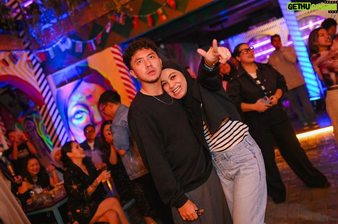 Dian Ayu Instagram - nuhunnn @suryainsomnia @tyararenata ❤️ kita semuaaa happy bangett Alhamdulillaah berkat kaliannn.. suasana berasa kembali 90an ajaa malam ituu 😅 berkah selalu yaaaa, selamat ulang tahun dan happy wedding anniversary sekali lagii untuk kalian 🫰 superrr bigg huuuggg 🤗 . makasihh foto kecenyaaa kakak @gradykayzel