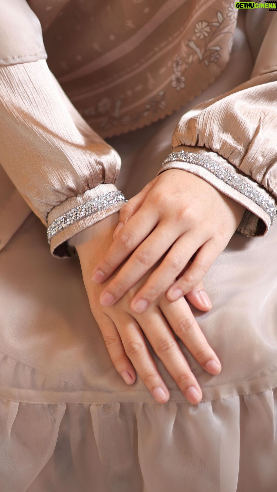 Dian Ayu Instagram - Alur Cerita present : ISHBIR COLLECTION For RAYA 2024 Ishbir dalam al quran berarti sabar dalam melaksanakan perintah Allah dan sabar atas cobaan. Memaknai 6 tahun perjalanan Alur Cerita, yang tidak luput dari jatuh dan bangun, proses tumbuh dan berkembang. Bagi kami kesabaran adalah salah satu kunci dalam perjuangan kami untuk terus berkarya dan berusaha untuk memberikan manfaat bagi #AlurStoryTellers. Insya Allah dengan Rahmat dari Allah SWT, kami dapat menjaga amanah, berusaha dan berjuang untuk mencapai tujuaan kami. My special muses @ratnagalih @dianayulestari @ninazatulini22 kakak kakakku sygππππ barakallahufiikunna... Sudah bisa diorder @alurcerita π Venue by @lifetime.design π Video by @achmdeffendi_ βοΈ Makeup by @victoria_makeupatelier π