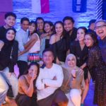 Dian Ayu Instagram - nuhunnn @suryainsomnia @tyararenata ❤️ kita semuaaa happy bangett Alhamdulillaah berkat kaliannn.. suasana berasa kembali 90an ajaa malam ituu 😅 berkah selalu yaaaa, selamat ulang tahun dan happy wedding anniversary sekali lagii untuk kalian 🫰 superrr bigg huuuggg 🤗 . makasihh foto kecenyaaa kakak @gradykayzel