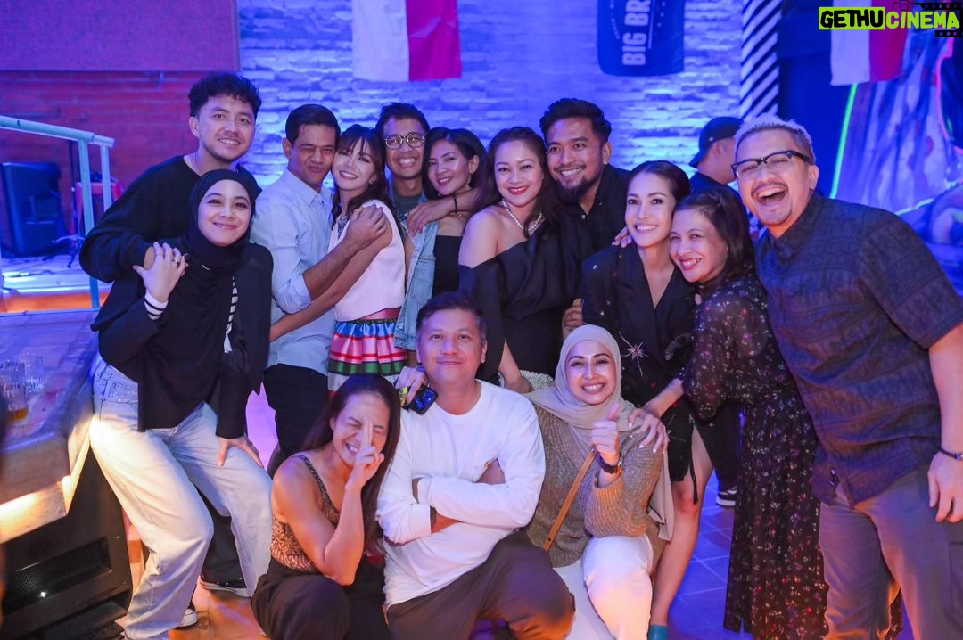 Dian Ayu Instagram - nuhunnn @suryainsomnia @tyararenata ❤️ kita semuaaa happy bangett Alhamdulillaah berkat kaliannn.. suasana berasa kembali 90an ajaa malam ituu 😅 berkah selalu yaaaa, selamat ulang tahun dan happy wedding anniversary sekali lagii untuk kalian 🫰 superrr bigg huuuggg 🤗 . makasihh foto kecenyaaa kakak @gradykayzel