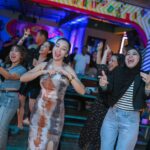 Dian Ayu Instagram - nuhunnn @suryainsomnia @tyararenata ❤️ kita semuaaa happy bangett Alhamdulillaah berkat kaliannn.. suasana berasa kembali 90an ajaa malam ituu 😅 berkah selalu yaaaa, selamat ulang tahun dan happy wedding anniversary sekali lagii untuk kalian 🫰 superrr bigg huuuggg 🤗 . makasihh foto kecenyaaa kakak @gradykayzel