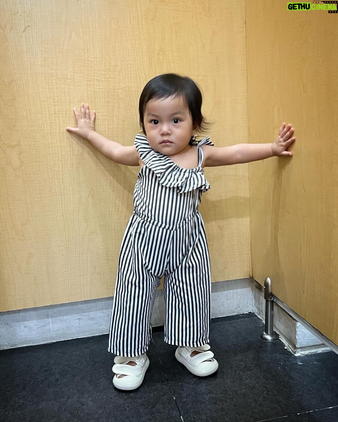 Dian Ayu Instagram - Pose pose ala adek Bulan 🤣 kece yang mana nihh om dan tanteee online 🥰