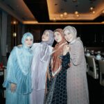 Dian Ayu Instagram - main foto fotoan sama kesayangan akuu @ratnagalih @natasharizkynew @ninazatulini22 😍 difotoin sama @irvanogowgo , dimakeupnnya sama @bebeperucha , terus pake dress cantiknya @khanaan.official nya @khanaanshamlan 🤍🤍🤍